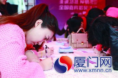 非誠勿擾在廈招募嘉賓 報名現場聚滿帥哥靚女