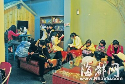 福州免費書吧躥紅受質疑 已貼出“轉讓”告示