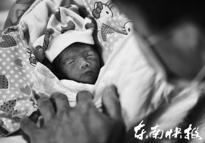 閩侯一32歲產婦懷孕26周 生下巴掌大試管雙胞胎