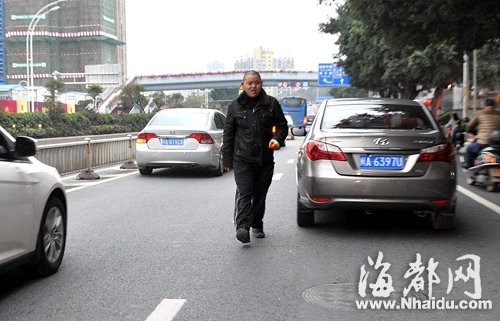 福州持磚攔車(chē)暴力乞討壯漢 已被警方控制（圖）