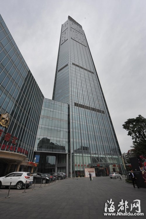 福州世茂百米高空花園現(xiàn)違章搭蓋 疑被