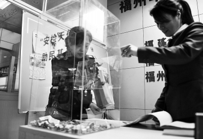 福州火車站安檢員:用撿的零錢成立基金幫助旅客