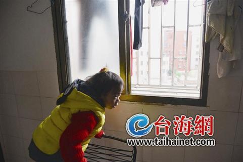 廈門現最美“托舉哥” 拯救懸在5樓防盜窗的女童