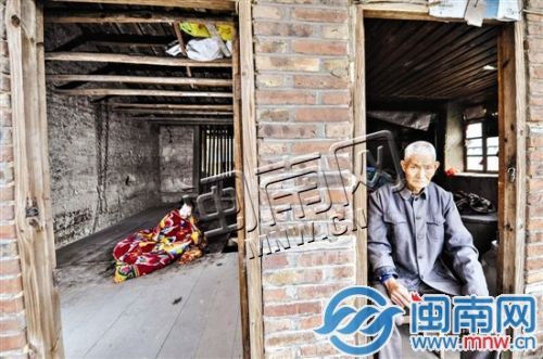 永春80歲老伯囚禁瘋兒20年 守著一畝三分地?fù)狃B(yǎng)