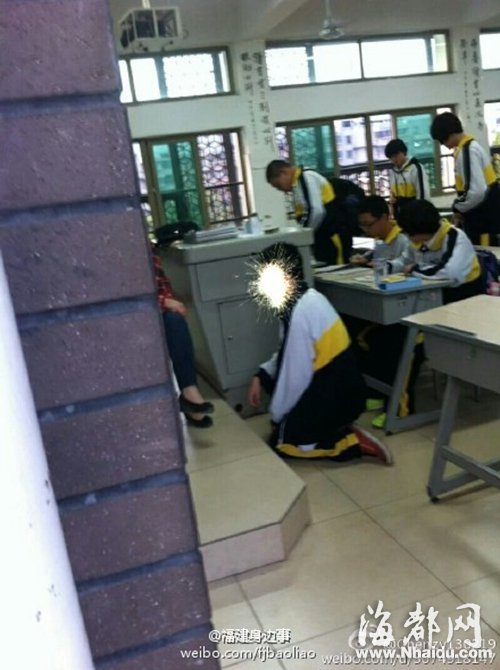 福州延安中學老師批評教育學生時 讓其蹲著！
