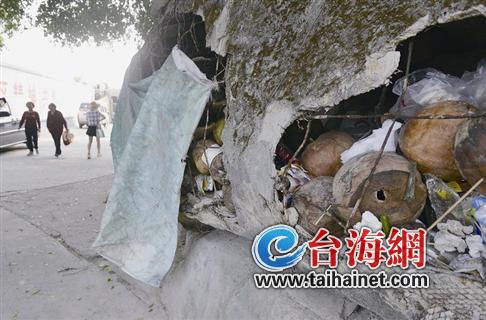 胡里山炮臺一處假山損壞嚴重 破洞成為垃圾池