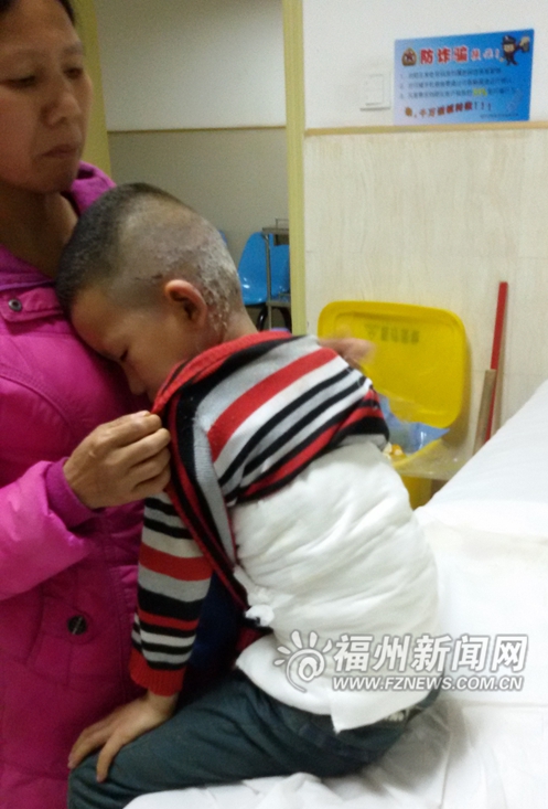 窨井里丟鞭炮兩小孩被炸傷 該窨井三年爆炸兩次