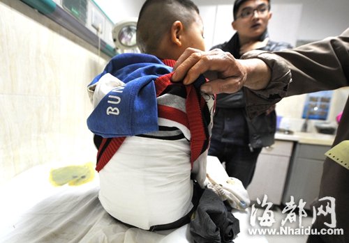 窨井里丟鞭炮兩小孩被炸傷 該窨井三年爆炸兩次