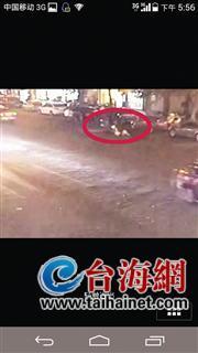 漳州鬧市現飛車搶奪事件 受害女子被拖行60多米