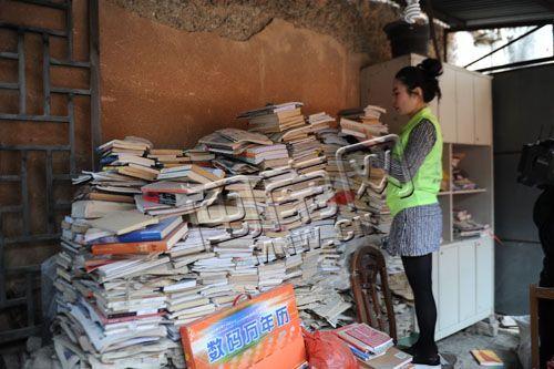 67歲考古專家半身癱瘓 盼有人幫清理6萬冊考古書