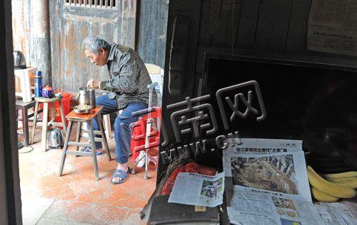 67歲考古專家半身癱瘓 盼有人幫清理6萬冊考古書