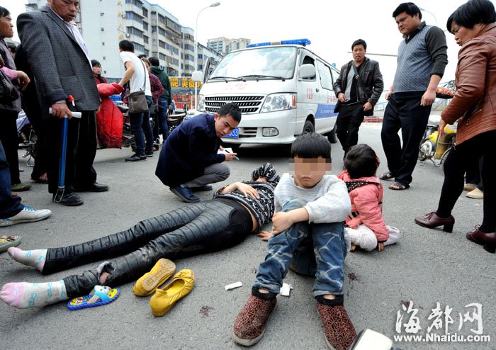 福州一皮卡車失控連撞兩家人 駕駛員棄車逃逸