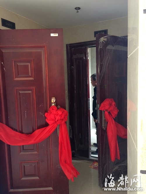 福州一樓盤新房滲水、露鋼筋、門碰門 近百位業主討說法