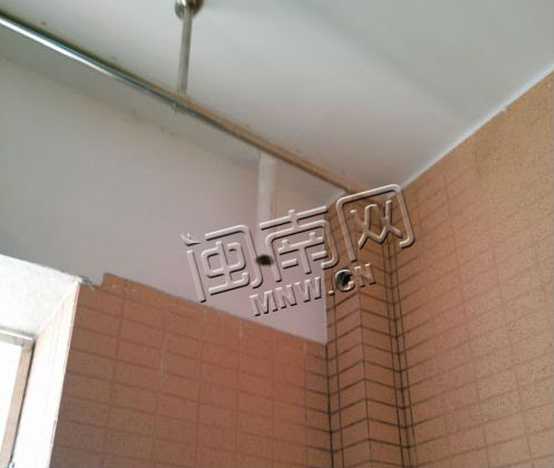 入住新房才4個月 陽臺排水管突地炸開掉下干水泥