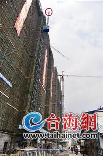 中年女子爬60米高塔吊 為受傷丈夫討賠償金