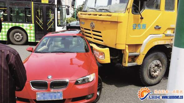 豪車路口調頭與渣土車相撞 寶馬車左后側基本毀容
