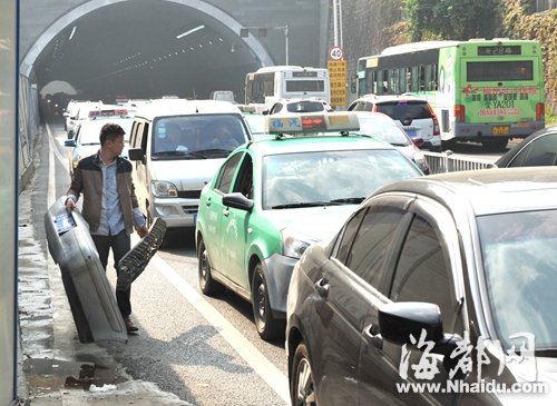 福州金雞山隧道20分鐘11車追尾 超速致事故頻發(fā)