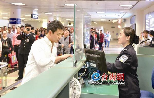 廈門迎首批過境免簽外國旅客 30秒辦完入境手續(xù)