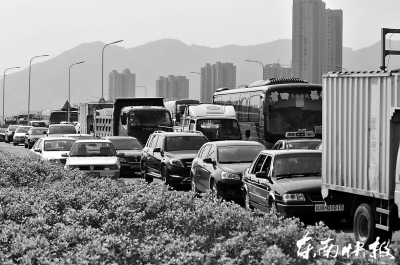 為挽回女友欲跳羅漢山隧道 堵癱了三環累壞了救援人員