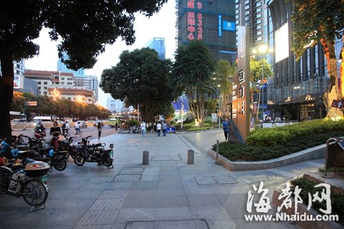 手機摔出“裂紋”原系膜裂了 寧德男子“尋人還錢”