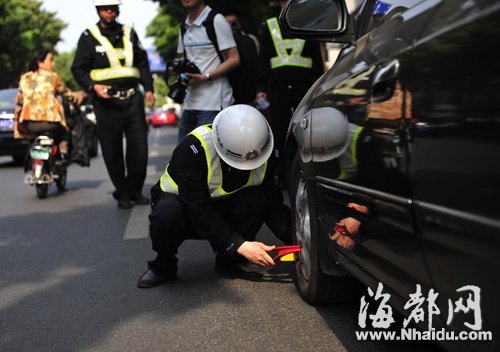 福州鼓樓鬧市道路亂停車 一小時36輛小車被抄告