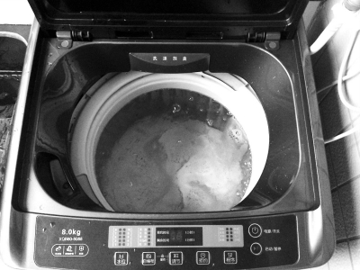 福州城區(qū)大面積停水來(lái)襲 居民用洗衣機(jī)、魚(yú)缸蓄水