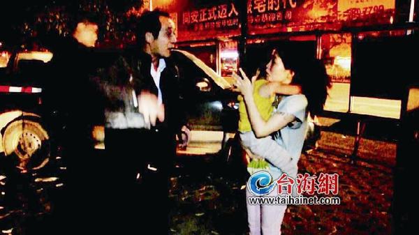 店面起火一家三口被困 躲進衛生間等待救援