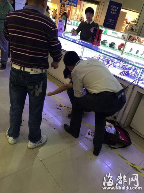 90后小偷在福州寶龍廣場(chǎng)揮刀捅人 超市員工受傷