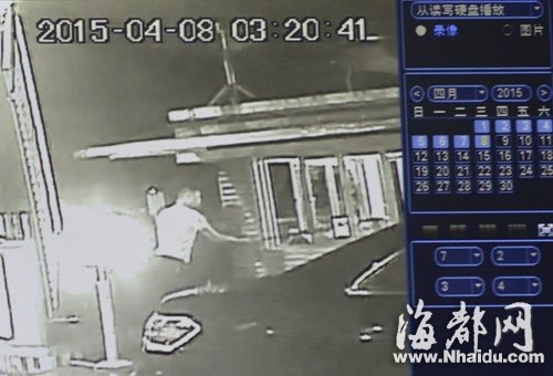 只因在門口被多問一句 福州奔馳男砸崗亭打保安