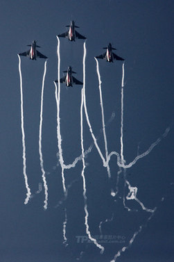 珠海航展精彩瞬間：殲10戰機上演“空中芭蕾”