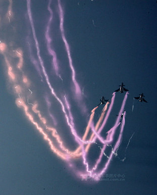 珠海航展精彩瞬間：殲10戰(zhàn)機上演“空中芭蕾”