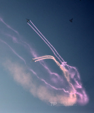 珠海航展精彩瞬間：殲10戰機上演“空中芭蕾”