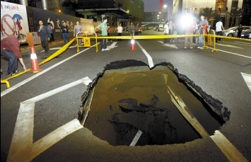 廣州珠江新城地面下陷深5米 網友稱路面薄如紙