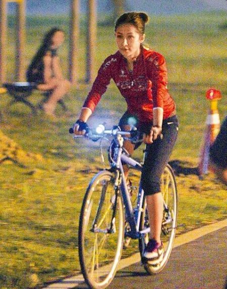 蕭亞軒承認河邊約會柯震東 默認戀情