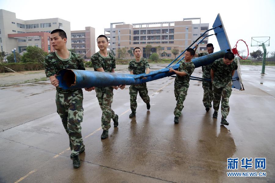 邊防官兵幫受災群眾恢復生產生活