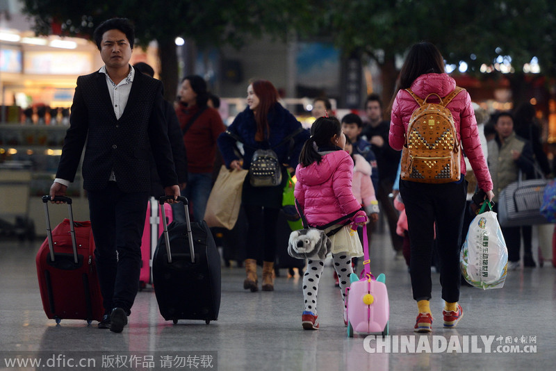 廣州機場秩序井然 全民攝影時代隨手拍“回家”