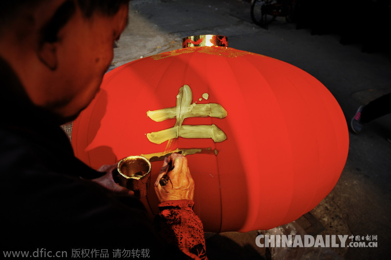 廣東佛山“揮春一條街”大紅福字大紅燈籠年味濃