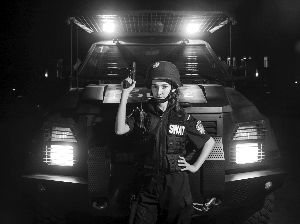 北上廣等地特警配“拐彎槍”多國警方希望購買(圖)