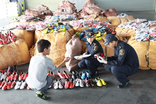 廣州海關查獲5400雙假名牌鞋