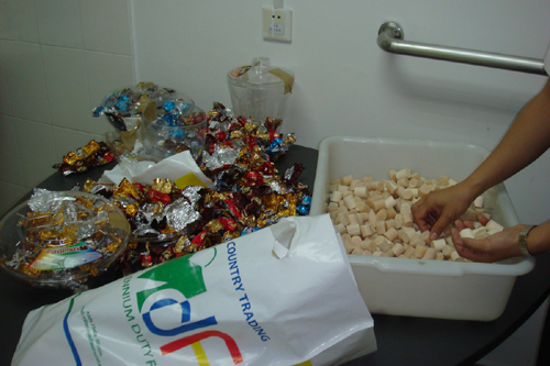 廣州海關查獲偽裝成“糖果”走私進境的象牙制品11.56公斤(圖)