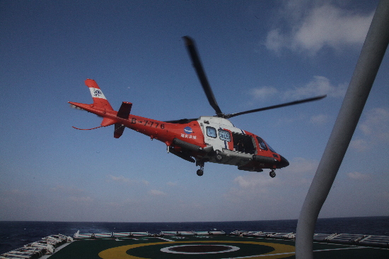 中國海事“海巡31”船在失聯海域組織開展搜救行動