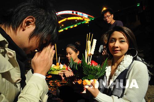 泰國留學生梧州過水燈節