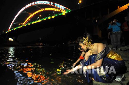 泰國留學生梧州過水燈節