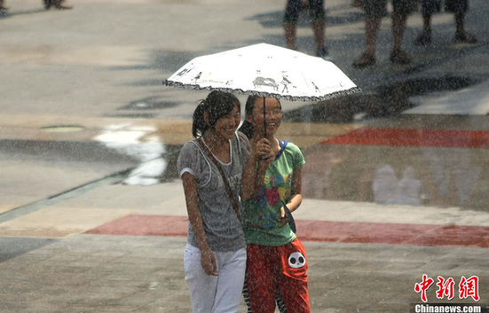 重慶氣溫最高超37℃ 街頭短褲長裙“風(fēng)光好”