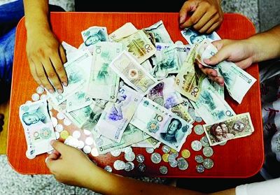 大學(xué)生撿垃圾 十年捐出20萬(wàn)資助“山里娃”