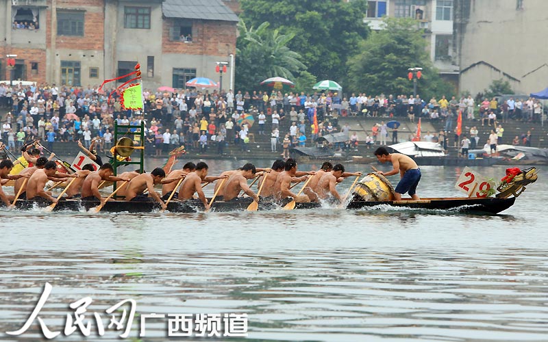 高清組圖：廣西融安“群龍競渡鬧融江”