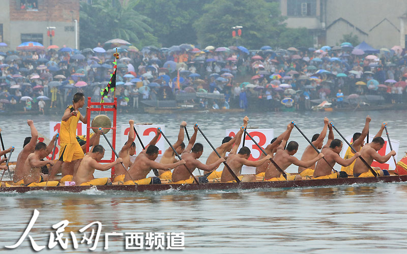 高清組圖：廣西融安“群龍競渡鬧融江”