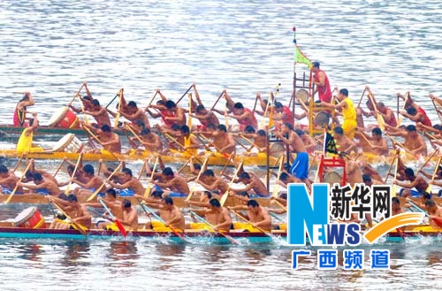 “群龍”鬧融江