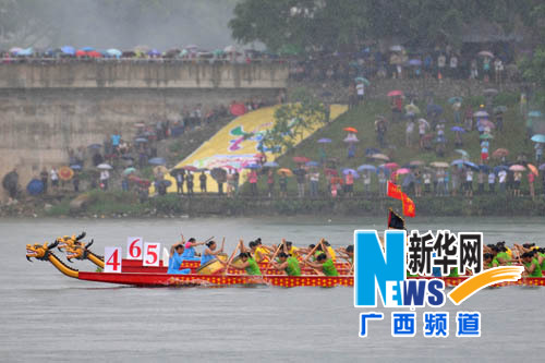 “群龍”鬧融江