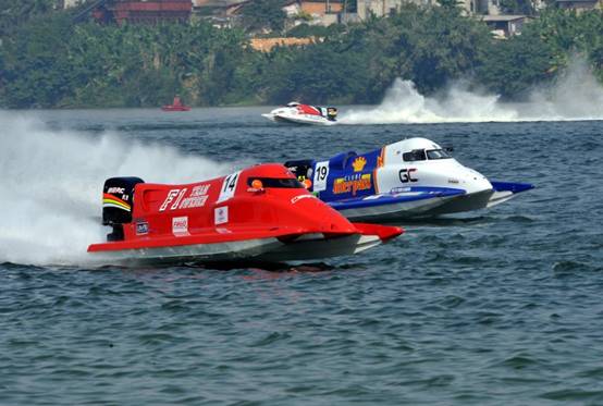 2013水上極速齊開賽 選手浪尖起舞比高下